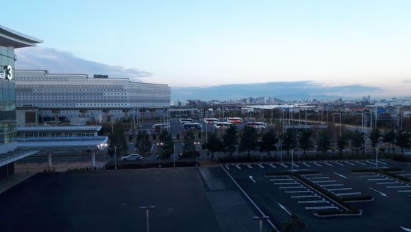 ロイヤルパークホテル羽田の駐車場側向きの客室から見える景色を撮影した写真