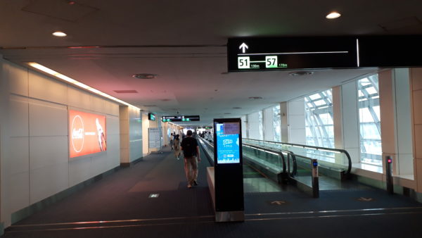羽田空港　国内線出発エリアゲートに向かう写真