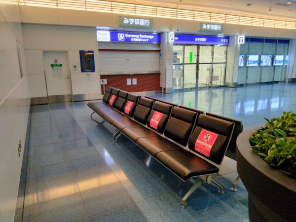 羽田空港第３ターミナル寝れる場所、１Fみずほ銀行前の写真