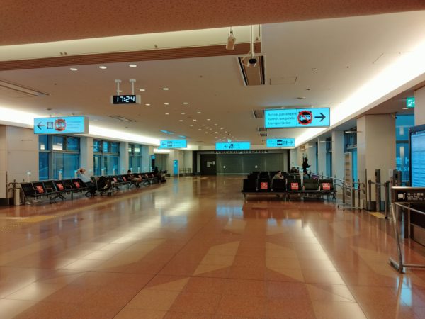 羽田空港第３ターミナル寝れる場所、２階到着ロビー羽田エアポートガーデンコンコース前の写真