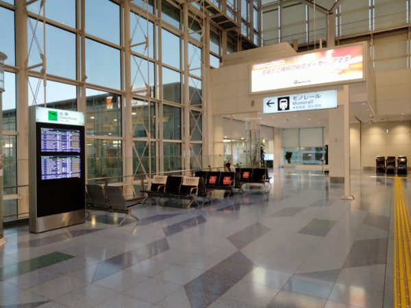 羽田空港第３ターミナル寝れる場所、３階出発ロビーモノレール乗り場手前の写真