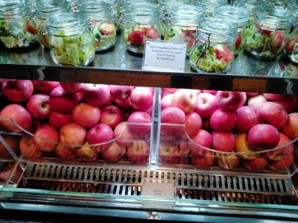 マカオ空港 PLAZA PREMIUM LOUNGEにある日替わり果物