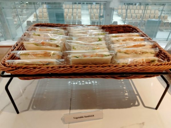 ミラクルファーストクラスラウンジにあるベジタブルサンドイッチの写真