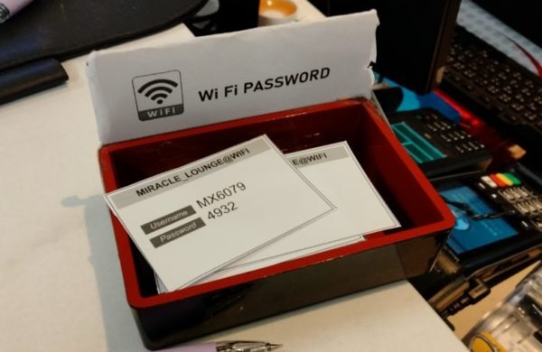 ミラクルファーストクラスラウンジの受付でもらえるwi-fiパスワードの写真